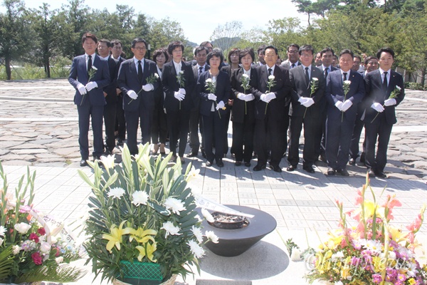  더불어민주당 추미애 대표와 최고위원들이 31일 고 노무현 전 대통령 묘역을 참배하고 있다.