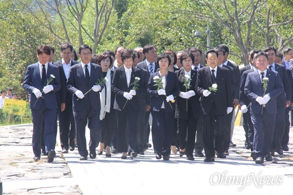  더불어민주당 추미애 대표와 최고위원들이 31일 고 노무현 전 대통령 묘역을 참배하고 있다.