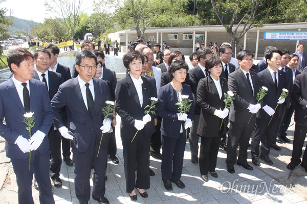  더불어민주당 추미애 대표와 최고위원들이 31일 고 노무현 전 대통령 묘역을 참배하고 있다.