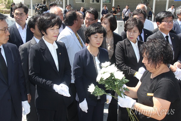  더불어민주당 추미애 대표와 최고위원들이 31일 고 노무현 전 대통령 묘역을 참배하고 있다.