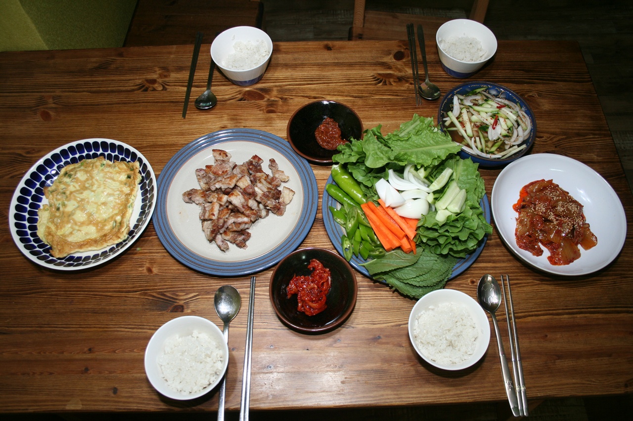  남편이 차린 일요일 저녁 밥상. 제규는 밥상 치운 뒤에 오이 피클을 담기 시작했다.   