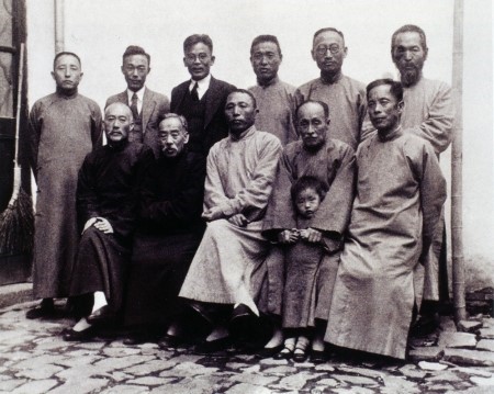 대한민국 임시정부 요인들의 사진. 가운데 백범 김구 선생이 앉아있고, 뒷줄 왼쪽에서 네 번째 인물이 바로 안중근 의사의 막내 동생 안공근이다.
