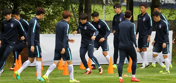  한국과 중국의 2018 러시아 월드컵 최종예선 1차전을 하루 앞둔 31일 오후 경기도 파주 NFC에서 대표팀 선수들이 훈련을 하고 있다. 