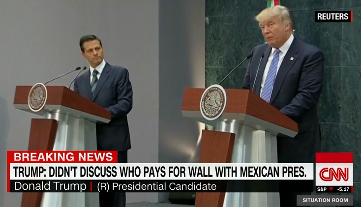 미국 공화당 대선후보 도널드 트럼프와 엔리케 페냐 니에토 멕시코 대통령의 공동 기자회견을 보도하는 CNN 뉴스 갈무리.