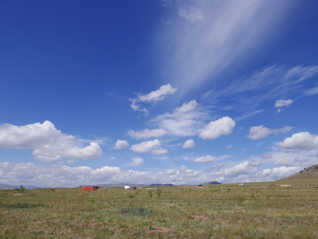몽골 수도 울란바타르에서 동쪽으로 50여km 떨어진 에르덴의 하늘마을 주변.