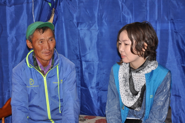 조림장을 관리하는 몽골 주민직원(좌)과 푸른아시아 활동가. 