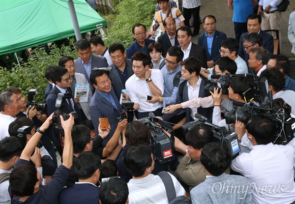 손학규 더불어민주당 전 상임고문이 2일 오후 광주 금남로공원에서 열린 지지자 모임 '손학규와 함께 저녁이 있는 빛고을 문화한마당' 행사에 참석하며 기자들에 둘러싸여 있다.