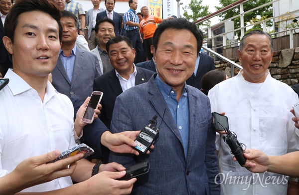 손학규 더불어민주당 전 상임고문이 2일 오후 광주 금남로공원에서 열린 지지자 모임 '손학규와 함께 저녁이 있는 빛고을 문화한마당' 행사에 참석하며 기자들에 둘러싸여 있다.