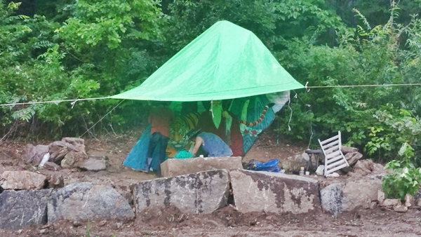 마애불 점안식을 마치자 다시 비가 쏟아졌다. 김원주와 장복순 부부가 천막을 치고 산신그림을 그리고 있다
