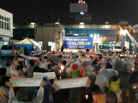 시민들 우중에도 김천역 광장에 모여 사드반대 외쳐 