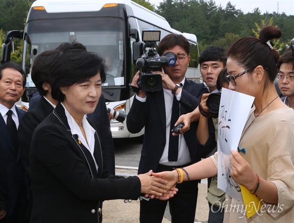 "제1야당의 힘 보여달라" 추미애 대표가 새긴 말 2일 오전 광주 국립 5.18 민주묘역 입구에 도착한 추미애 더불어민주당 대표가 세월호 참사 진상규명에 힘을 쏟아달라는 광주시민상주모임 회원들과 인사하고 있다. 