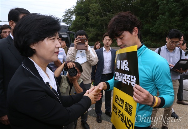 "제1야당의 힘 보여달라" 추미애 대표가 새긴 말 2일 오전 광주 국립 5.18 민주묘역 입구에 도착한 추미애 더불어민주당 대표가 세월호 참사 진상규명에 힘을 쏟아달라는 광주시민상주모임 회원들의 호소를 듣고 있다. 