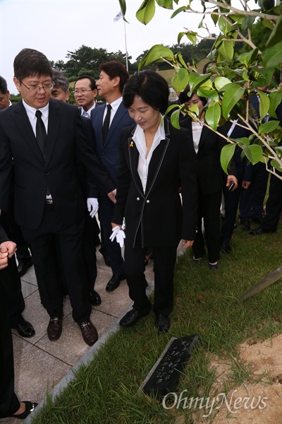 '김대중 나무' 아래 선 추미애 더불어민주당 추미애 대표가 2일 오전 광주 국립 5.18 민주묘역을 참배한 후 김대중 전 대통령이 1997년 식수한 동백나무를 둘러보고 있다. 왼쪽은 이날 묘역에 동행한 김대중 전 대통령의 아들 김홍걸 국민통합위원장.