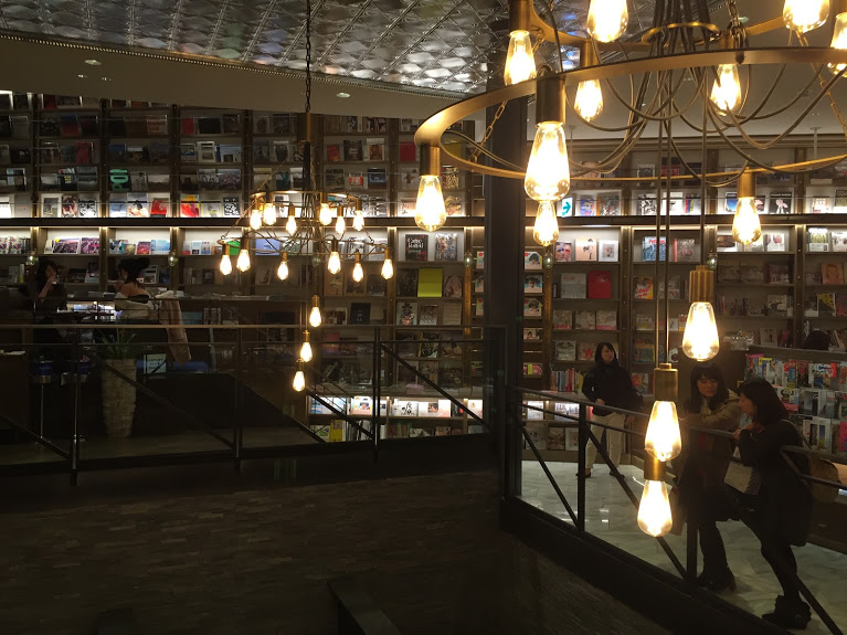작년 클럽월드컵에서 들렀던 도쿄 긴자의 서점입니다. 3층의 서가를 가득채운 사진관련 책들이 유혹적이네요. 저도 몇 권 데려왔답니다. 