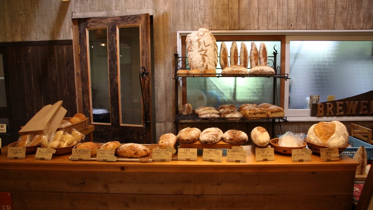 이타루씨와 마리코씨가 운영하는 시골 빵집의 내부 천연 누룩 균으로 만든  빵이 가지런히 정돈되어 있다. 