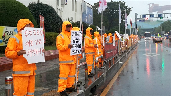 삼성중공업 사내하청업체인 천일기업 노동자들이 체불임금 해결을 요구하며 지난 8월부터 삼성중공업 거제조선소 앞에서 농성하고 있다.