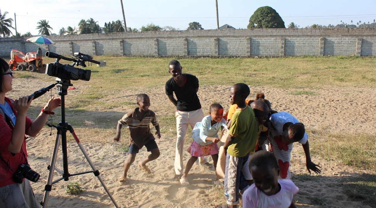 필름 아프리카의 프로그램 중 하나였던 ‘다큐멘터리 제작 원정대’ 촬영 장면