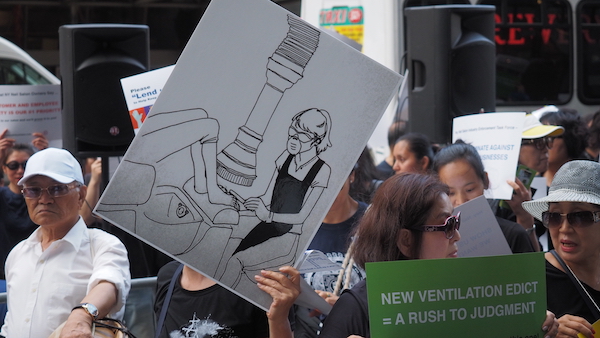 지난 8월 8일 뉴욕 한인네일협회와 중국인 네일협회는 공동으로 <뉴욕타임스> 앞에서 시위를 벌였다. 환경 규제가 실시되면 어떤 작업 환경을 보게 될 것인지 그림으로 표현한 피켓을 들고 나선 업주들.