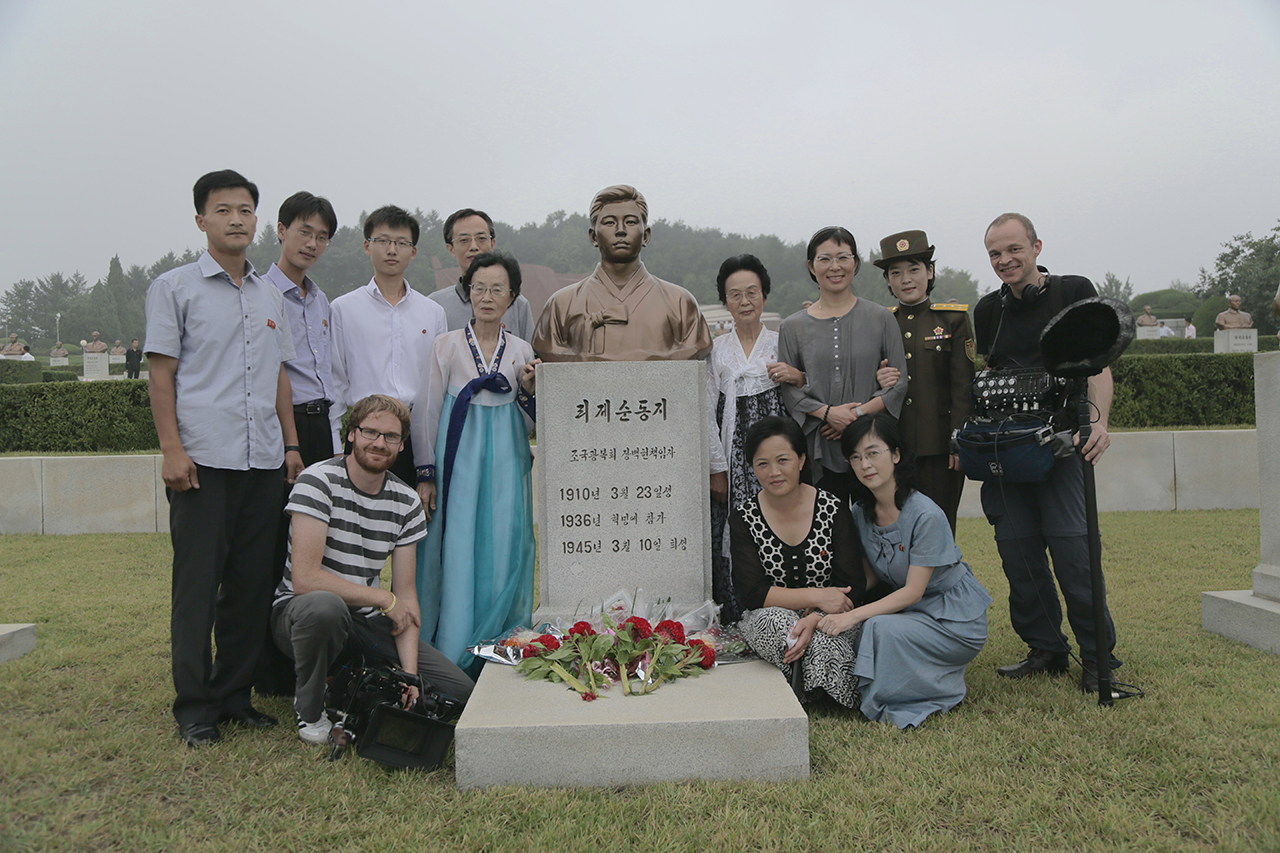 조성형감독, 독일영화 스텝들 그리고 <북녘의 내 형제자매들>의 주인공으로 나온 북한 가족들과 함께 국가유공자 묘지에서 찍은 사진