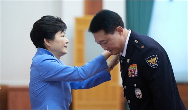 야당의 반대에도 지난 8월 25일 이철성 신임경찰청장에게 임명장을 수여하고 있는 박근혜 대통령 