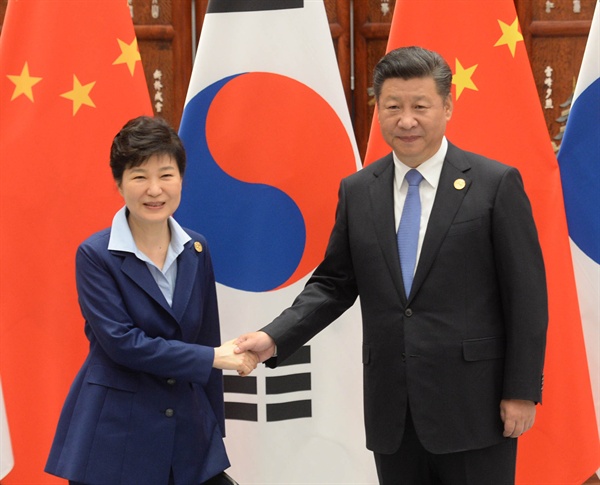 박근혜 대통령과 시진핑 중국 국가주석이 지난 5일 오전(현지시간) 중국 항저우에서 열린 한-중 정상회담에서 악수하고 있다.