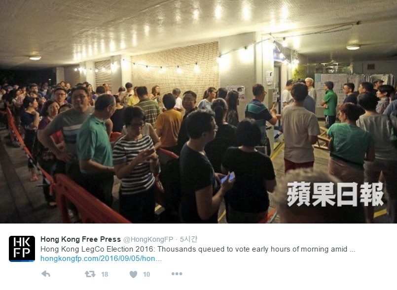 밤늦게도록 이어진 홍콩 입법회 선거 투표 행렬을 소개하는 소셜미디어 갈무리.