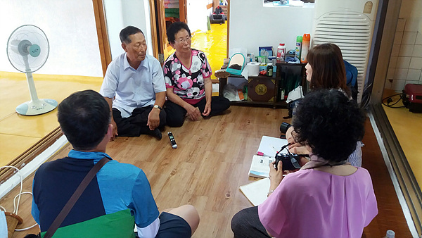 임화규씨 댁에서 청산도 역사와 문화를 채록하는 목포대학교 도서문화연구원 앞에 임화규씨 부부가 앉아있다