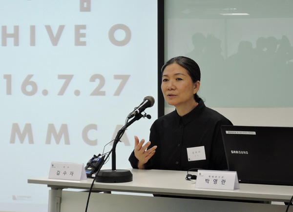'국립현대미술관(서울관)'에서 열린 기자간담회에서 작품에 대해 설명하는 김수자 작가