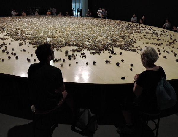 이 관객참여형 작품에는 외국관객도 기꺼이 참여해 찰흙 빗기를 즐기고 있다 이 거대한 테이블 아래에서는 가글 소리를 확대한 32가지의 사운드가 들린다. 제목은 '구의 궤적(Unfolding Sphere)' 16채널 사운드 퍼포먼스(sound performance) 15분 31초 2016