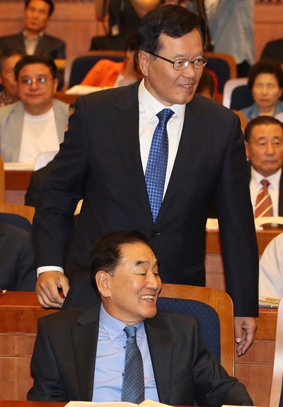 새누리당 이재오 전 의원(앞)이 6일 국회 헌정기념관에서 열린 늘푸른한국당 창당 발기인대회에서 정의화 국회의장과 이야기를 하고 있다. 