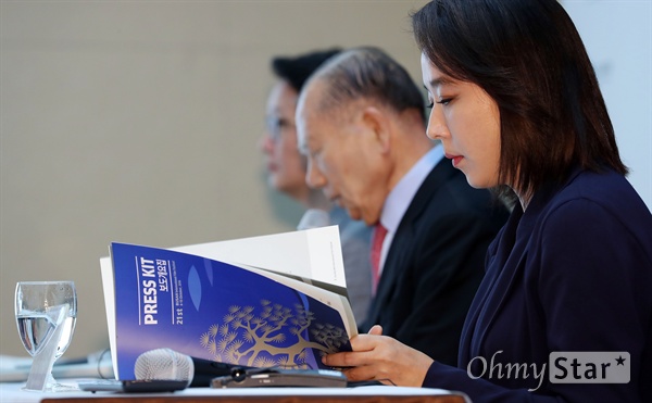 BIFF2016 강수연 집행위원장 6일 오후 서울 을지로의 한 호텔에서 열린 제21회 부산국제영화제(BIFF2016) 공식 기자회견에서 강수연 집행위원장이 보도자료를 살펴보고 있다.