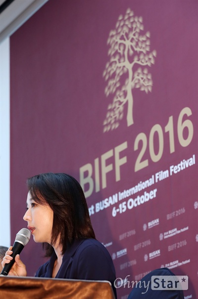 BIFF2016 강수연, 작품소개하는 집행위원장 6일 오후 서울 을지로의 한 호텔에서 열린 제21회 부산국제영화제(BIFF2016) 공식 기자회견에서 강수연 집행위원장이 영화제에서 상영될 작품들을 소개하고 있다.