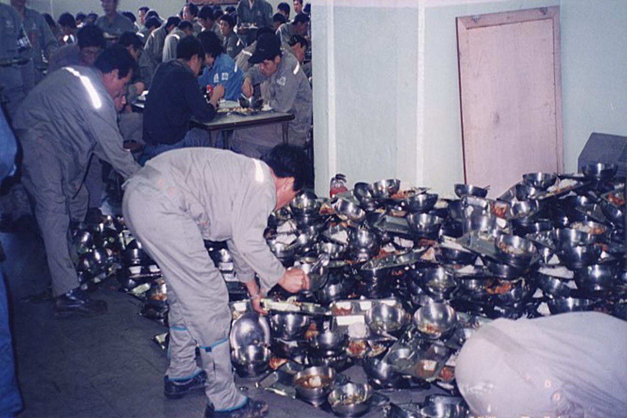  1980년대 부산 영도 조선소 직원식당 모습. 노동자를 위한 공간이라고는 찾아볼 수 없는 조선소에서도 식당은 가장 열악한 곳이었다.