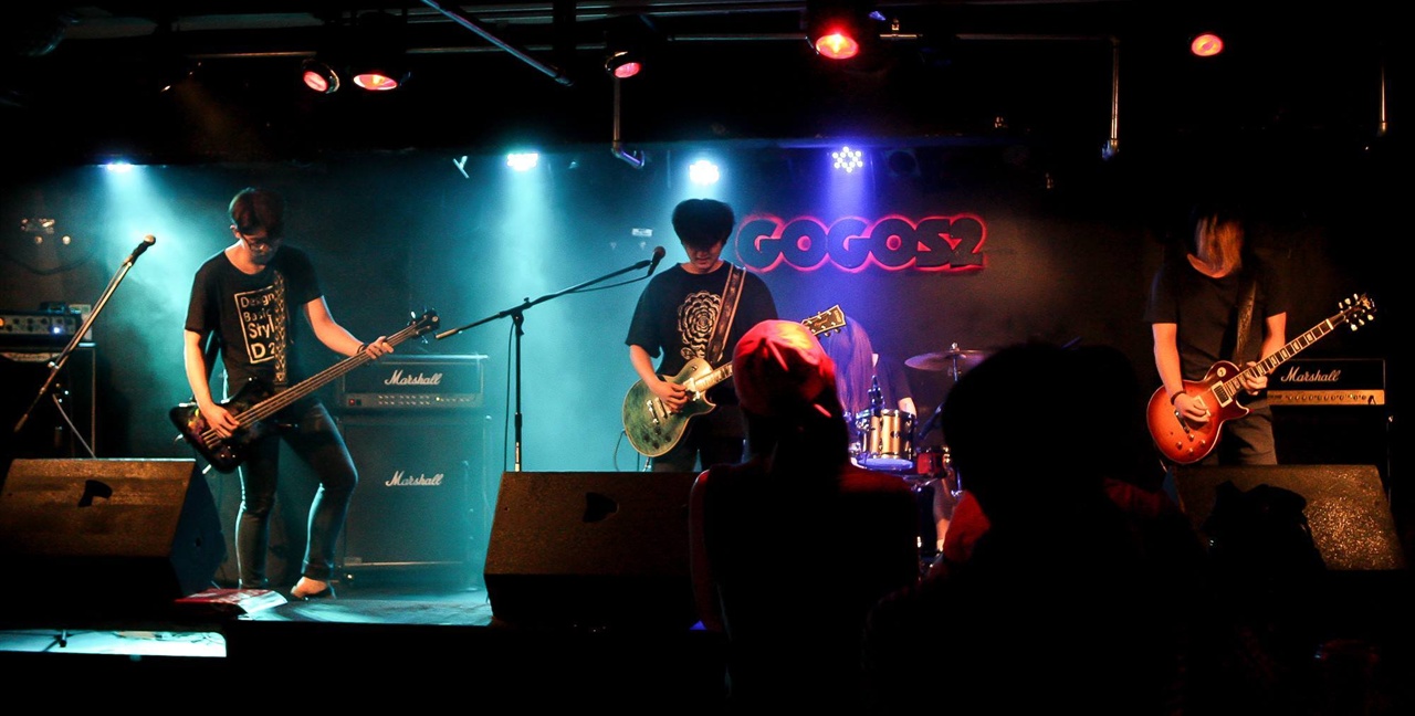 밴드 데일릿지 데일릿지가 홍대에 위치한 클럽 고고스2에서 라이브 연주를 하고 있다.