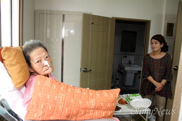  한국토지주택공사와 경남사회복지공동모금회, 일본군위안부할머니와함께하는 마산창원진해시민모임 등이 경남 창원시 마산합포구 완월동에 있는 일본군위안부 피해자 김양주 할머니의 집을 개보수해 7일 입주식을 열었는데, 김 할머니가 병원에 있다가 잠시 나와 새로워진 집을 둘러보았다.