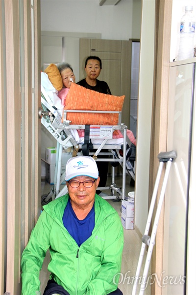  한국토지주택공사와 경남사회복지공동모금회, 일본군위안부할머니와함께하는 마산창원진해시민모임 등이 경남 창원시 마산합포구 완월동에 있는 일본군위안부 피해자 김양주 할머니의 집을 개보수해 7일 입주식을 열었다. 김 할머니와 수양아들(70)이 집을 둘러보고 있다.