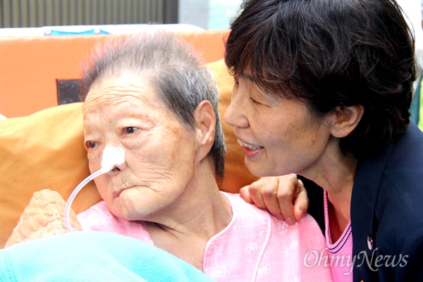  한국토지주택공사와 경남사회복지공동모금회, 일본군위안부할머니와함께하는 마산창원진해시민모임 등이 경남 창원시 마산합포구 완월동에 있는 일본군위안부 피해자 김양주 할머니의 집을 개보수해 7일 입주식을 열었다. 이경희 대표가 김 할머니한테 이야기를 해주고 있다.