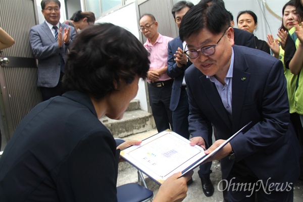  한국토지주택공사와 경남사회복지공동모금회, 일본군위안부할머니와함께하는 마산창원진해시민모임 등이 경남 창원시 마산합포구 완월동에 있는 일본군위안부 피해자 김양주 할머니의 집을 개보수해 7일 입주식을 열었다. 이경희 대표가 조성학 한국토지주택공사 공공주택본부장한테 감사장을 전달하고 있다.