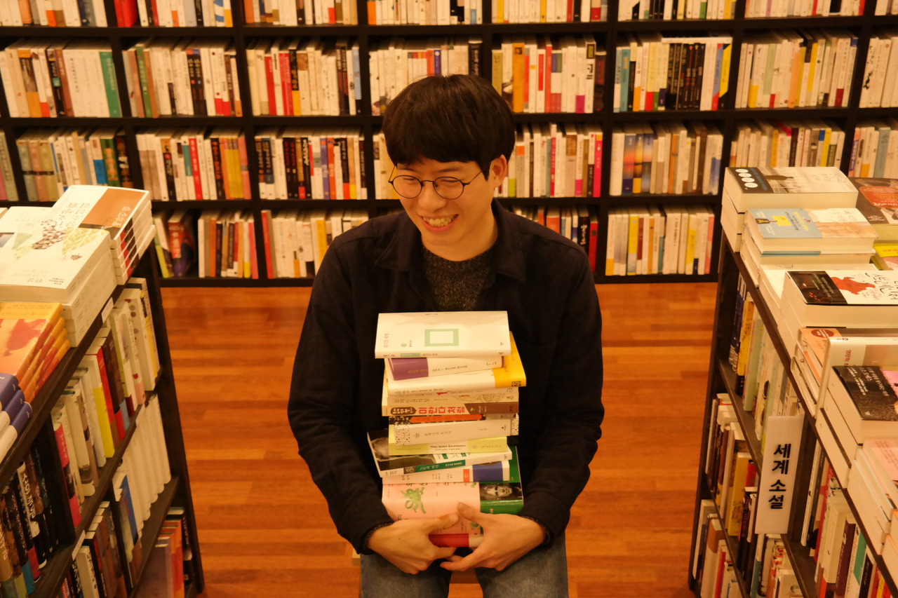 동아서점 3대 운영자 김영건 팀장. 매대의 모든 책은 그의 손을 거쳐간다.  