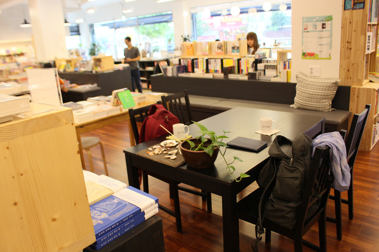작은 화분과 조개 껍데기가 놓인 탁자. 동아서점에는 책 읽을 공간이 충분히 마려되어 있다.