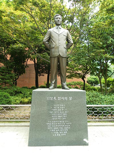  서울 대학로 마로니에공원에 있는 김상옥 동상.
