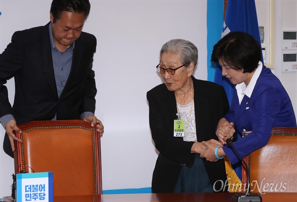 할머니 두 손 꼭 잡은 추미애 일본군 위안부 피해자인 김복동 할머니(90세)가 8일 오전 서울 여의도 국회에 도착하자 추미애 더불어민주당 대표가 김 할머니의 두 손을 꼭 잡은 채 자리로 안내하고 있다. 