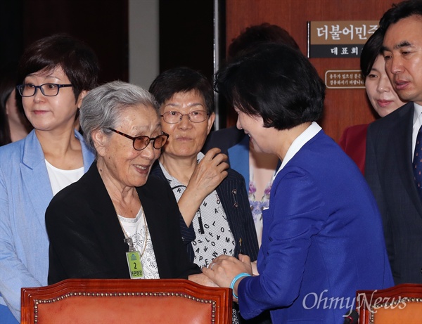 김복동 할머니 맞이한 추미애 대표 일본군 위안부 피해자인 김복동 할머니(90세)가 8일 오전 서울 여의도 국회를 방문해 추미애 더불어민주당 대표의 환대를 받고 있다.