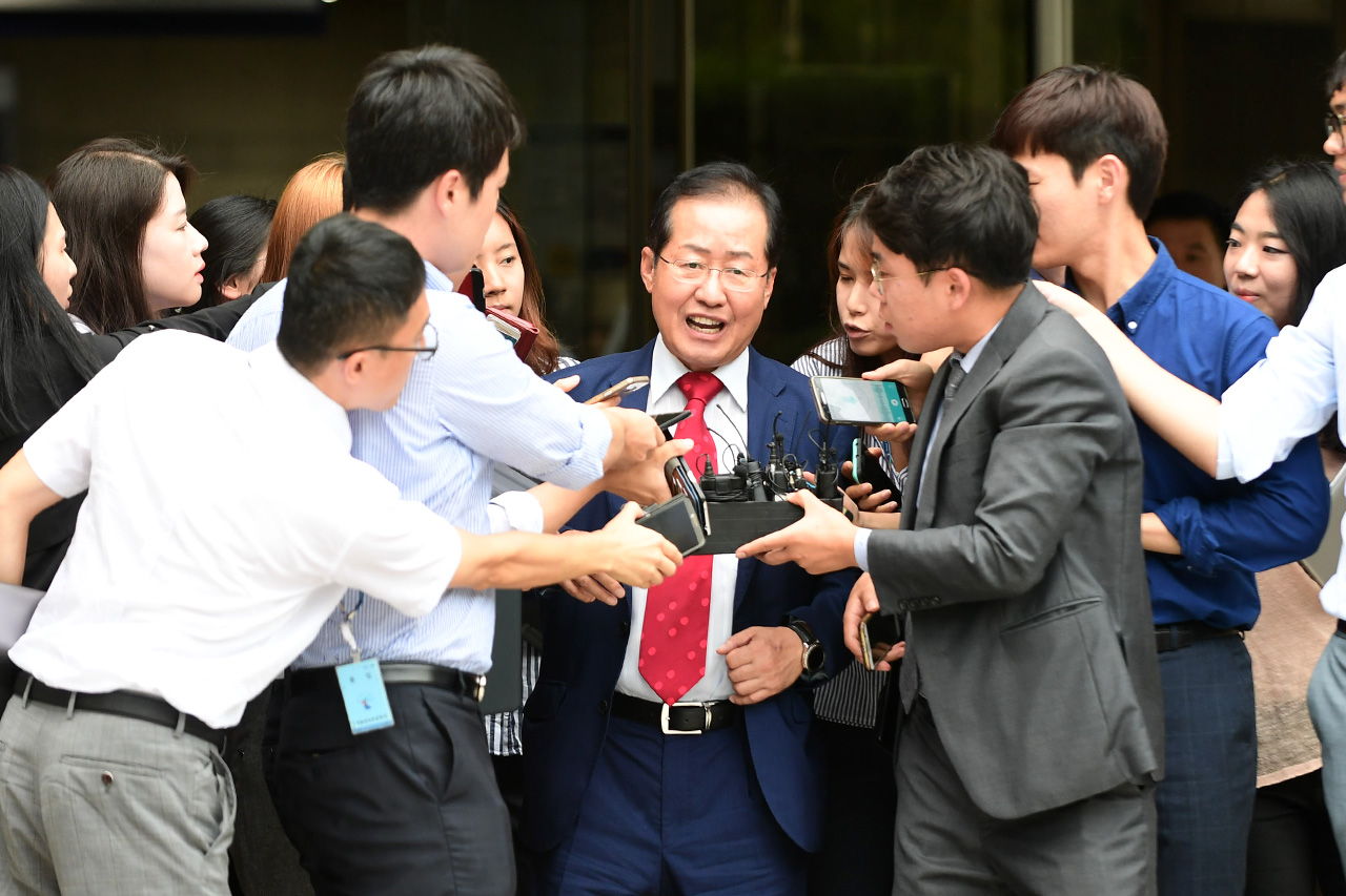  故 성완종 전 경남기업 회장으로부터 불법 정치자금을 수수한 혐의로 기소된 홍준표 경남도지사가 8일 오전 서울 서초구 서울중앙지방법원에서 열린 1심 선고공판에서 징역 1년6개월의 실형을 선고 받은후 기자들에 둘러쌓인채 법원 청사를 나서고 있다.
