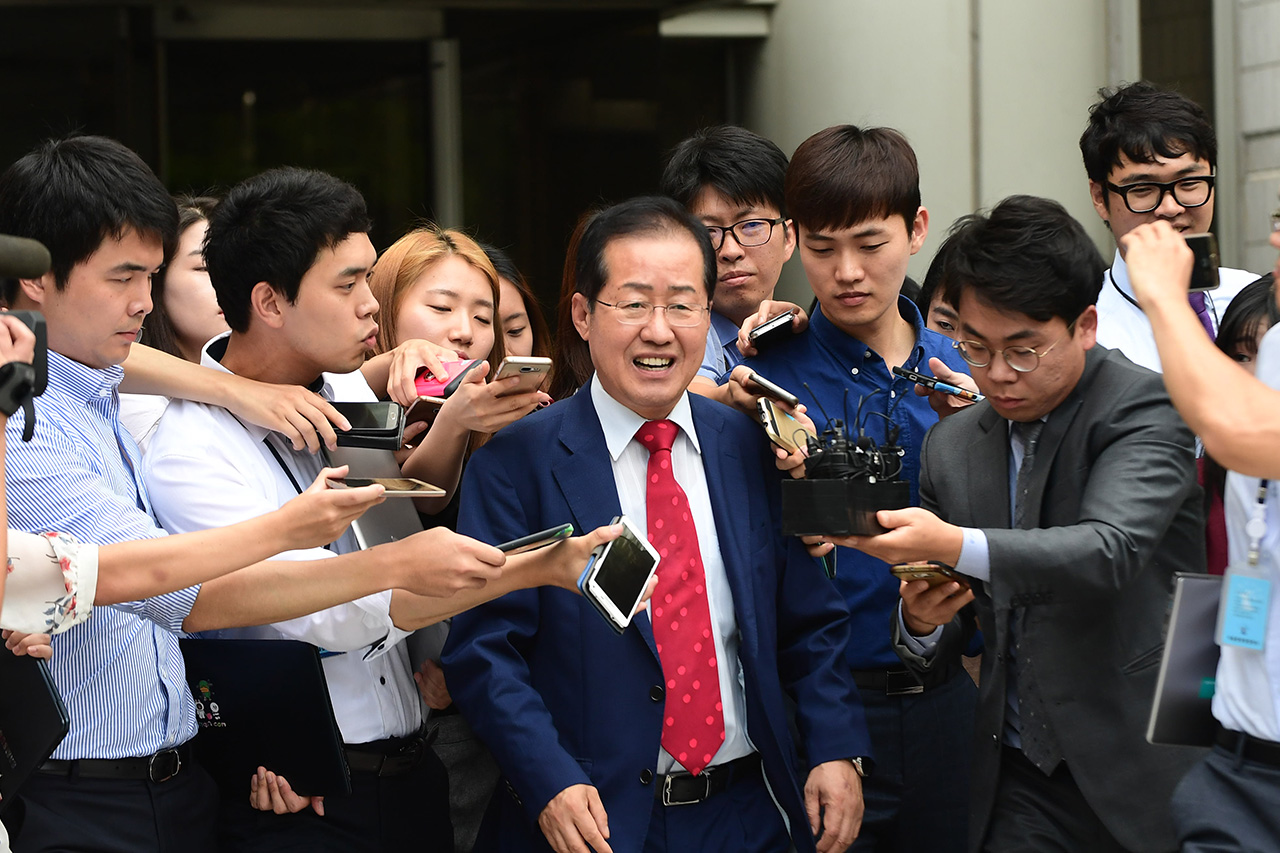  故 성완종 전 경남기업 회장으로부터 불법 정치자금을 수수한 혐의로 기소된 홍준표 경남도지사가 8일 오전 서울 서초구 서울중앙지방법원에서 열린 1심 선고공판에서 징역 1년6개월의 실형을 선고 받은후 기자들에 둘러쌓인채 법원 청사를 나서고 있다.
