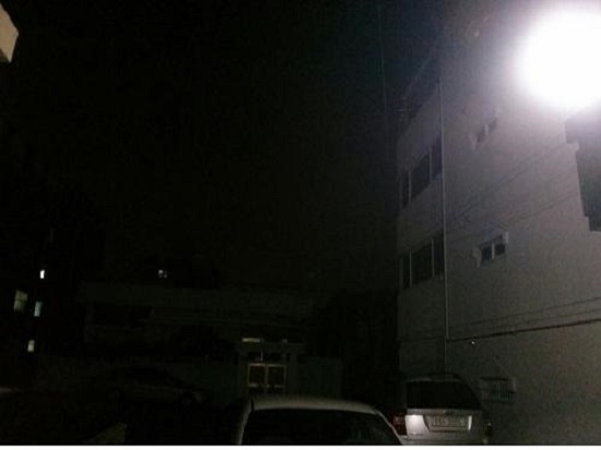 밤새 켜진 가로등(사진 오른쪽)이 이미경 씨 집(사진 왼쪽 아래) 안까지 비춰 숙면을 어렵게 했다.