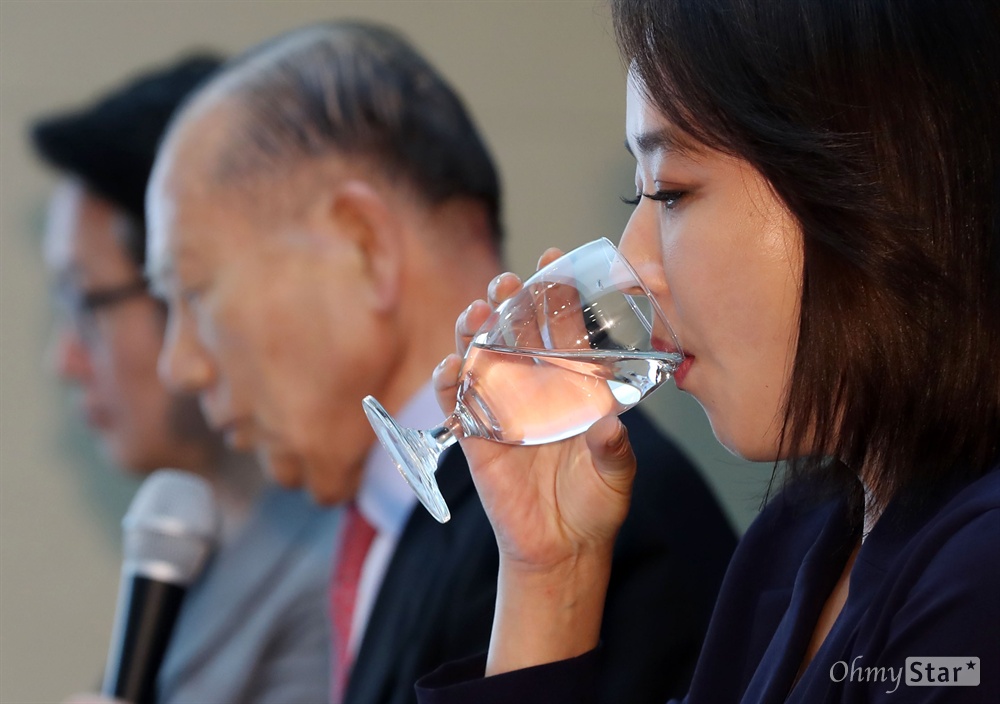 BIFF2016 기자회견, 목타는 강수연 집행위원장 6일 오후 서울 을지로의 한 호텔에서 열린 제21회 부산국제영화제(BIFF2016) 공식 기자회견에서 강수연 집행위원장이 물을 마시고 있다.
