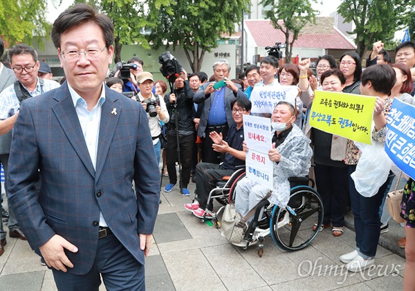 이재명 성남시장이 8일 오후 서울 종로구 헌법재판소 대심판정에서 열릴 지방교부세법 시행령 관련 권한쟁의심판 공개변론을 앞두고 지지자들의 응원을 받으며 법정으로 향하고 있다.