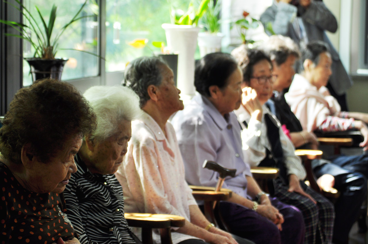 8일 나눔의 집 위안부 피해자 할머니들이 안철수 전대표와 국민의당 의원들과이야기를 나누고 있다. 