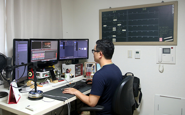 빨강도깨비 김씨의 일은 일주일 단위로 이뤄진다. 아이템을 정한 후 자료조사와 적합한 영화 장면을 찾아내는 과정이 일의 절반이다. 이후 영화 장면을 보면서 스크립트를 작성하고 녹음 후 그 위에 영상을 편집한다. 